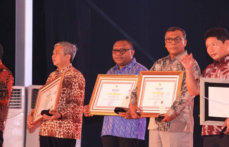Gubernur Lukas Raih Penghargaan Penanganan Daerah Terisolir